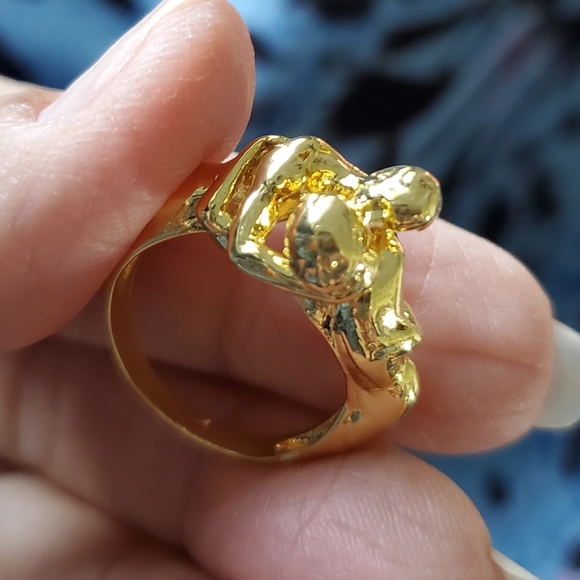 NEW Man and Women Kissing Ring Gold Color - Picture 2 of 6